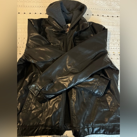 Levi's Strauss & Co. Mens Black Leather Like Jacket with hoodie. XXL - Picture 6 of 11
